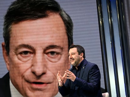El secretario del partido de la Liga italiana, Matteo Salvini. Tiene como telón de fondo una imagen del expresidente del BCE, Mario Draghi, en Roma, Italia, el 11 de febrero de 2021.