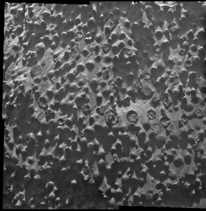 Pequeñas piedras esféricas de unos 3 milímetros de diámetro fotografiadas en el suelo de Marte con la cámara-microscopio del 'Opportunity'.