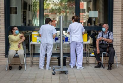 Dos enfermeras junto a dos pacientes en un centro de salud de Valencia, durante la campaña de vacunación contra la gripe en la Comunidad Valenciana.