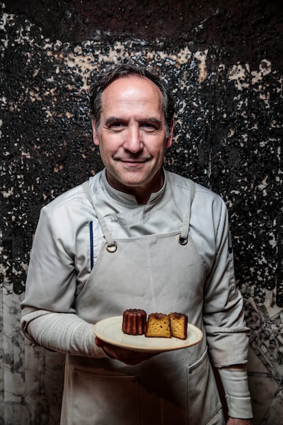 José Tabanco, dueño de Santa Eulalia Patisserie, elabora los canelés siguiendo la receta tradicional. 