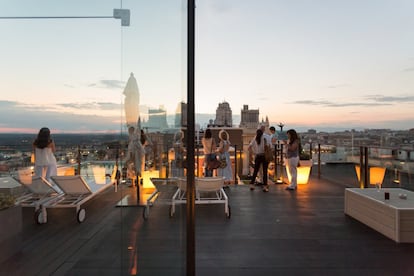 La mayor terraza de la capital, en el <a href="http://www.emperadorhotel.com/es/terraza-y-piscina.html" target="_blank">hotel Emperador</a> (Gran Vía 53; 915 472 800), inauguró decoración (a cargo de Nacho García de Vinuesa) el pasado verano y esta temporada estrena horario: abrirá hasta las dos de la madrugada. Un 'skybar' de 800 metros cuadrados con una de las piscinas más fotografiadas del centro; solarium, camas balinesas y restaurante con la coctelería del italiano Luca Anastasio. Pero lo que impresiona de esta azotea, proyectada en 1947 por los arquitectos Julián y Joaquín Otamendi, es el infinito mar de tejados rojizos que se contempla. La entrada a este 'beach club'es libre de miércoles a domingo (entre 20.00 y 2.00). Disfrutar de un chapuzón en su piscina, sin estar alojados, cuesta 46 euros el día completo.