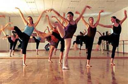 Bailarinas practicaban en el Conservatorio Profesional de Danza de Málaga.