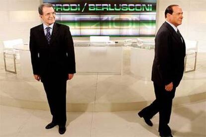 Romano Prodi (izquierda) y Silvio Berlusconi se preparan para comenzar el debate.