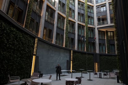 El patio irregular del antiguo palacio de La Equitativa es ahora uno de los atractivos arquitectónicos del interior del hotel Four Seasons.