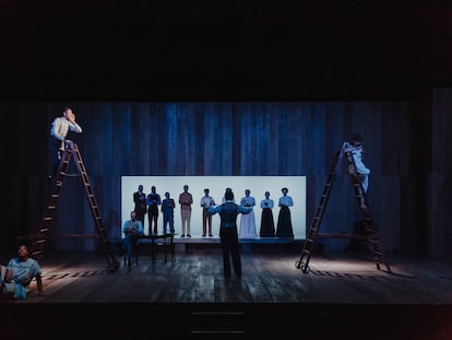 Escena de l'obra 'La nostra ciutat', al Teatre Lliure.