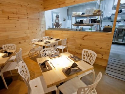 Comedor y cocina vista en Pajarita, gastrobar ubicado entre los barrios de Malasa&ntilde;a y Alonso Mart&iacute;nez, en Madrid.