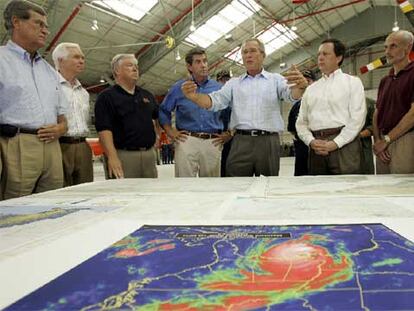 Bush recibe información de los responsables de los equipos de rescate en Mobile (Alabama).