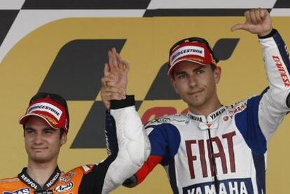 Lorenzo levanta el brazo de Pedrosa en el podio de Jerez.