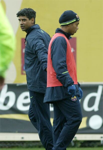 Ronaldinho, junto a Rijkaard en un entrenamiento.