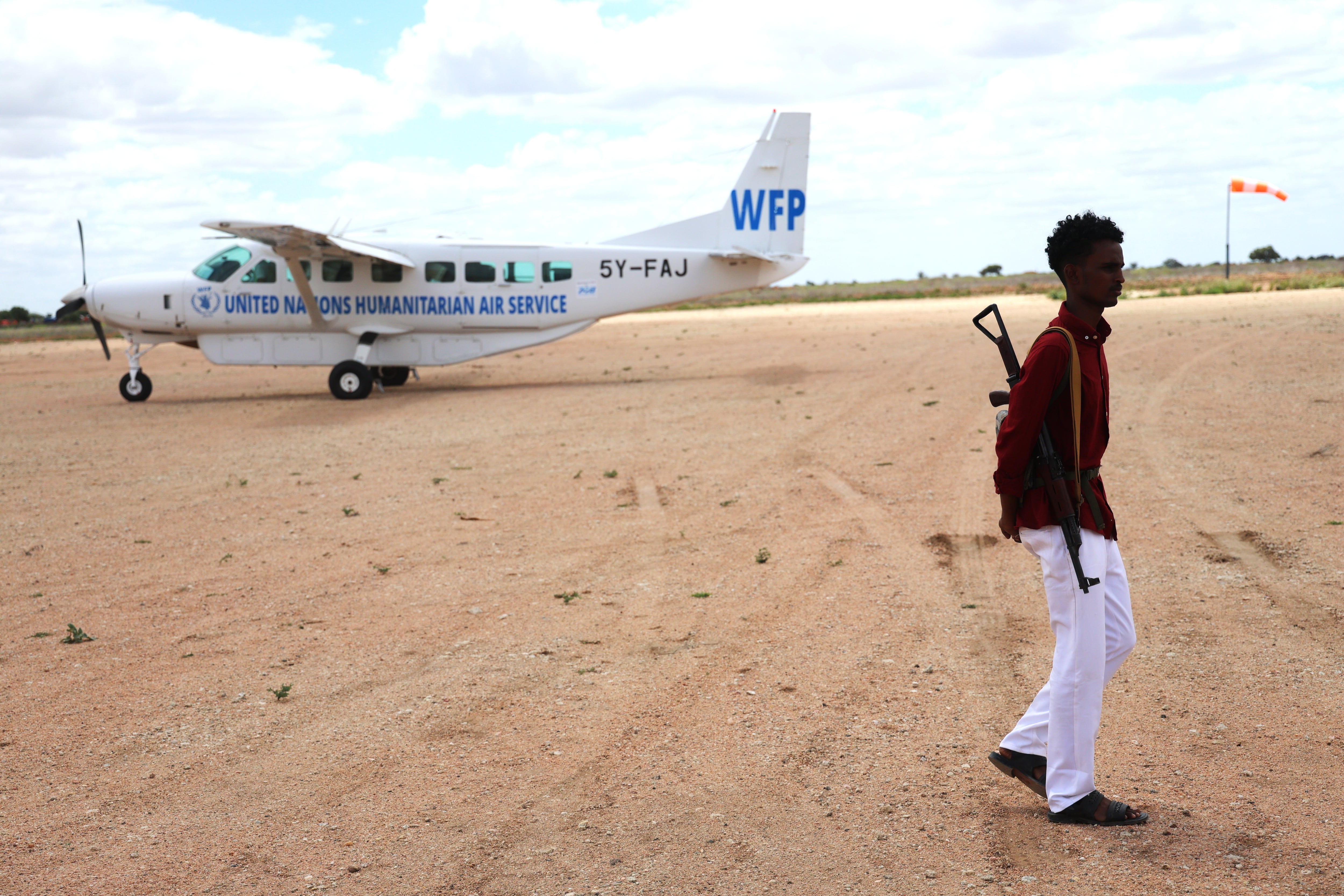 Un avión de la ONU en la pista del aeropuerto de Burhakaba, uno de los epicentros del hambre en Somalia.