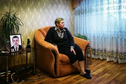 Svetlana Zhuk, madre de Andréi Zhuk, ejecutado en 2010. Retrato tomado en su casa en Soligorsk (Bielorrusia).