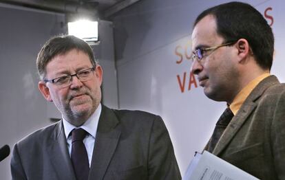 Ximo Puig, con el diputado Julián López Milla, en la sede del PSPV-PSOE.