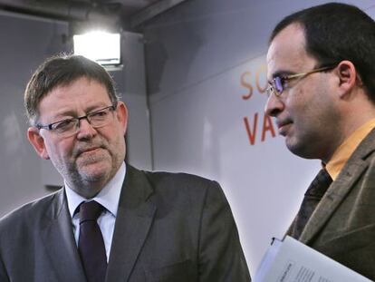 Ximo Puig, con el diputado Juli&aacute;n L&oacute;pez Milla, en la sede del PSPV-PSOE.