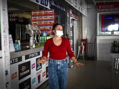 La empleada de un bar en Benidorm, con la mascarilla.