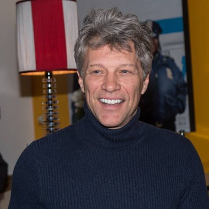 <p>Jon Bon Jovi quizá sea uno de los famosos que tenga uno de los primeros trabajos más exóticos. Antes de alcanzar la fama con ‘Livin’ on a Prayer’, el cantante se dedicaba a hacer decoraciones para árboles de Navidad mientras vivía en Nueva Jersey. En su currículo previo a alcanzar el éxito, y el dinero, el también actor fue repartidor de periódicos y a los 16 años camarero en un bar por las tardes.</p> <br> <p> <p>En 1980, se puso a trabajar en el estudio de uno de sus primos, y le pidieron que grabara una canción. Ironías del destino, uno de los primeros temas que Jon Bon Jovi grabó se tituló ‘R2-D2 We Wish Your a Merry Christmas’.</p> <br> <p>
