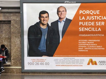 Anuncio de un despacho de abogados en el Metro de Madrid. 