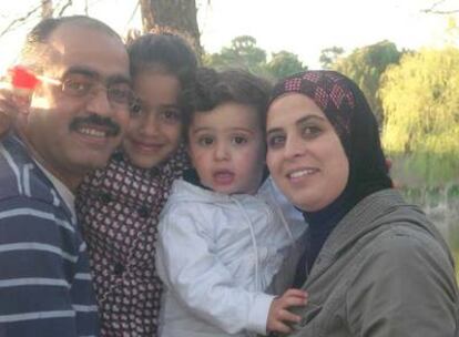 Ahmed Hemamreh con su esposa  y sus dos hijos en Soria.