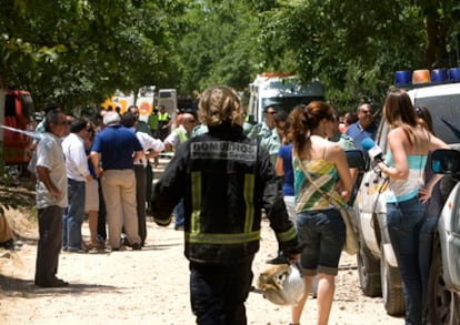 Efectivos de la Guardia Civil, Bomberos y Protección Civil trabajan en la zona donde se ha registrado hoy una explosión en la pirotecnia Virgen de las Nieves de Benacazón (Sevilla), en la que cuatro operarios han fallecido y un quinto se encuentra muy grave.