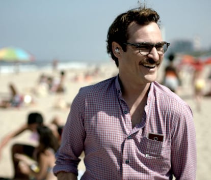 <p><em>Her </em>es una de esas películas con la capacidad de influir en la propia tecnología por la visión que ofrecen de ella. Spike Jonze hace que <a href="http://elpais.com/tag/siri/a">Siri</a>, Alexa o <a href="http://verne.elpais.com/verne/2015/07/10/articulo/1436528227_963715.html">Cortana</a> (los asistentes de voz de Apple, Amazon y Microsoft, siempre con voz de mujer) parezcan una cinta de Betamax al lado de un blu-ray. <em>Her </em>charla permanentemente con el personaje de Joaquin Phoenix, que termina enamorado de un sistema operativo (una diferencia con HAL, de Odisea en el espacio, es que <em>Her</em> está en la nube). De hecho charla con todo, también con otras personas e inteligencias artificiales. Los asistentes virtuales son cada vez mejores, y ya resisten preguntas extrañas para una máquina como “¿me quieres?”. Pero aún queda un mundo para que <em>Her</em> exista.</p>