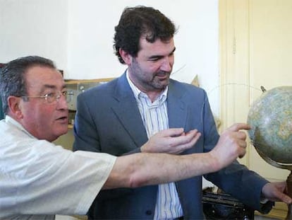 Anxo Quintana recibe explicaciones de un maestro jubilado en el Ayuntamiento de Tomiño, Pontevedra.