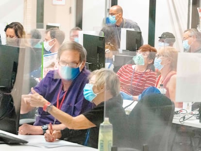 Trabajadores electorales escrutando los votos este jueves en Phoenix, Arizona.