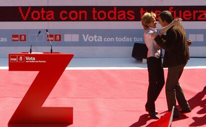 El presidente del Gobierno, José Luis Rodríguez Zapatero, le da un abrazo a la vicepresidenta María Teresa Fernández de la Vega en un mitin del PSOE en la plaza de Toros de Valencia en 2008. El eslogan empleado fue "Vota con todas su fuerzas".