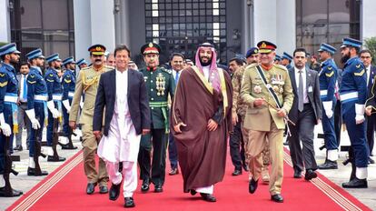 El primer ministro de Pakistán, Imran Khan, junto al príncipe heredero saudí, Mohamed Bin Salmán, esta semana en Islamabad.