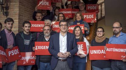 Patxi López con simpatizantes de su candidatura a las primarias del PSOE en Sonseca (Toledo).