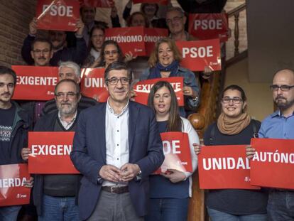 Patxi López con simpatizantes de su candidatura a las primarias del PSOE en Sonseca (Toledo).