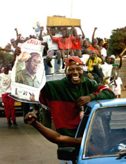 Partidarios de Mugabe celebran en Harare el resultado de las elecciones.