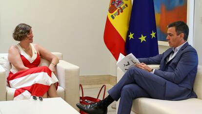 El presidente del Gobierno, Pedro Sánchez, el lunes en un encuentro con la economista Mariana Mazzucato en Madrid.