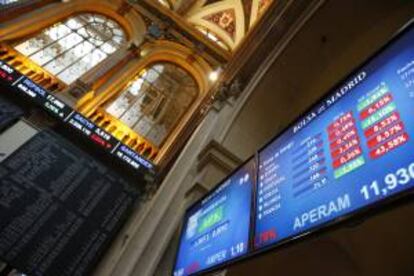 Monitor en la bolsa de Madrid que muestra, entre otras, la prima de riesgo de Espa?a, que mide la confianza del mercado en la deuda soberana espa?ola. EFE/Archivo