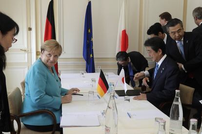 La canciller alemana, Angela Merkel, antes de la reunión con el primer ministro japonés, Shinzo Abe, este sábado.