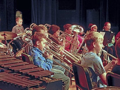 Niños tocando en una orquesta. 