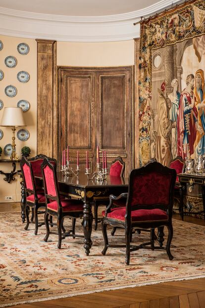 El comedor. La mesa y las sillas son de Moissonnier, la famosa casa de ebanistería de
Bourg-en-Bresse que desde 1885 fabrica muebles
con referencias históricas. Sobre la pared cuelga
un impresionante gobelino de 1600 que representa la boda de Numa Pompilio, segundo
rey de Roma. Al fondo, platos de porcelana decorados con el escudo de la familia D’Arenberg