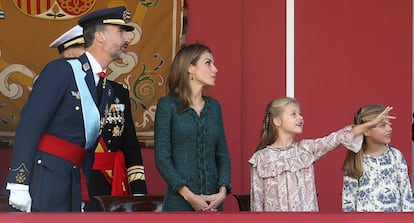 El 12 de octubre de 2015, los Reyes y sus hijas en el desfile de la Fiesta Nacional. Este fue uno de los primeros actos oficiales a los que los Monarcas llevaron a sus hijas, acto que han repetido desde entonces.