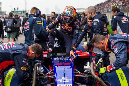 Carlos Sainz se prepara antes de iniciarse la carera.