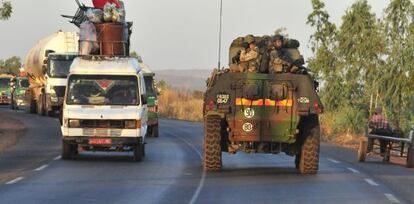 Los soldados franceses inician el despliegue en veh&iacute;culos blindados desde Bamako al norte de Mal&iacute; como parte de la operaci&oacute;n &#039;Serval&#039; . 