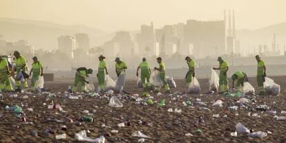 Final de la revetlla de Sant Joan a les platges de Barcelona.