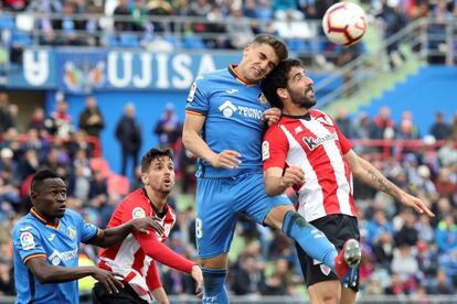 Portillo gana un duelo aéreo a Raúl García en el Coliseum.