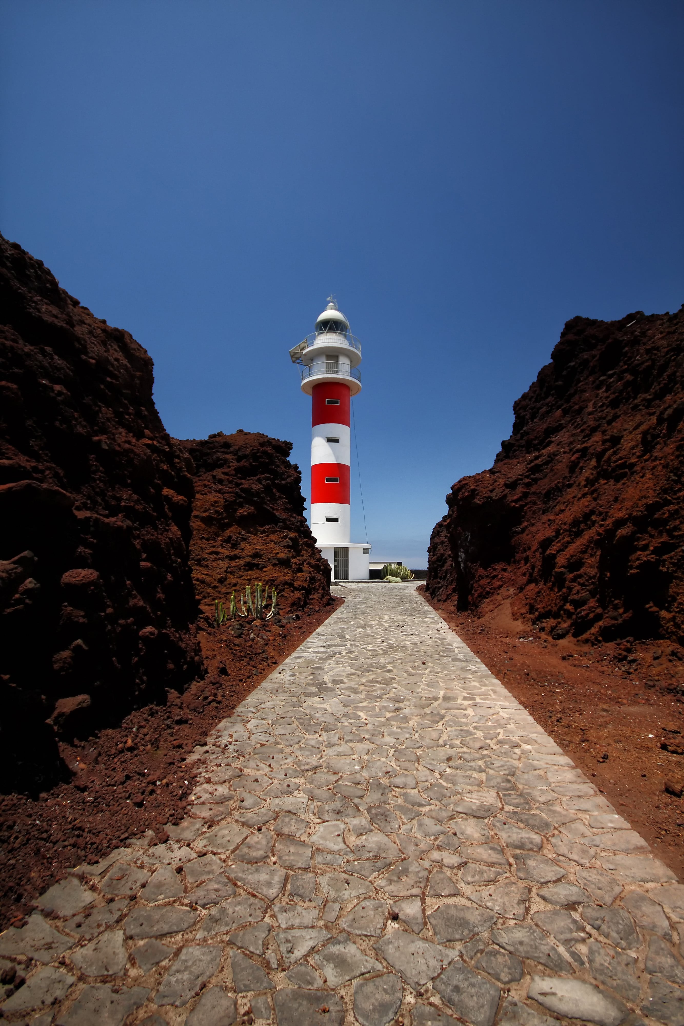 El faro Punta Teno, situado en el extremo occidental de la isla de Tenerife.