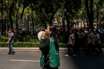 Una mujer voluntaria dirige a sus compañeros de trabajo en Ciudad de México.