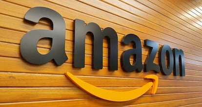 Logo de Amazon en una oficina