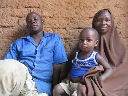 Ahmadu Mussa, junto a su mujer Kanduwa y su hijo Issa, el último caso de polio que ha habido en Nigeria, el 24 de julio de 2014, en el pueblo de Rimi.