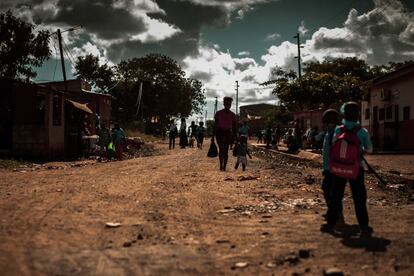 Calle principal de Massaca, llena de niños. Mozambique es, de hecho, un país joven: la media de edad de sus 35 millones de habitantes es de 17 años.