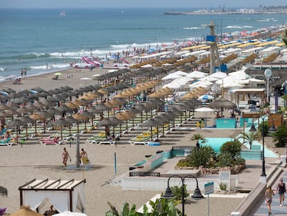 Turistas disfrutan de la playas, el paseo maritimo y los chiringuitos en la playa de La Carihuela de localidad de Torremolinos (Costa del Sol).