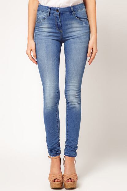 Jeans: vaquero pitillo desgastado de Asos (38,70 euros).