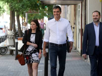 Pedro S&aacute;nchez llega a la sede del PSOE en la calle Ferraz junto a Adriana Lastra y Jos&eacute; Luis &Aacute;balos