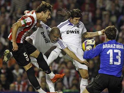 Pepe salta entre Sergio Ramos y Amorebieta tras el lanzamiento de una falta sobre el área del Athletic, el sábado.
