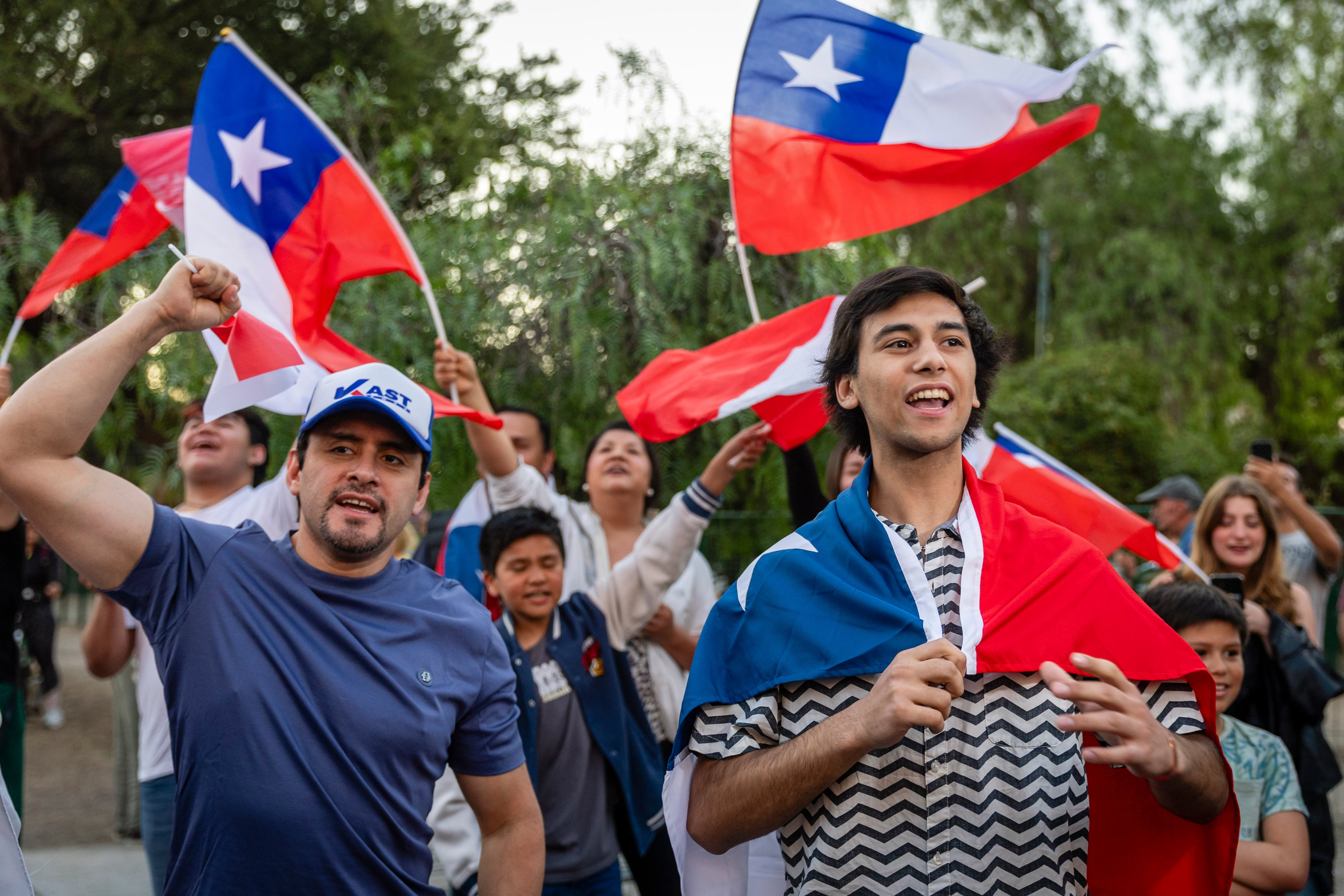 Seguidores de Kast celebran en Santiago.